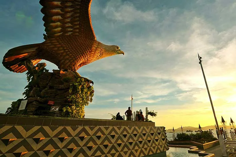 Quảng trường Đại Bàng với tượng đại bàng sừng sững, là biểu tượng hùng vĩ chào đón du khách đến với Langkawi