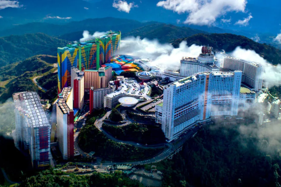 Cao nguyên Genting là điểm đến lý tưởng để tận hưởng khí hậu mát mẻ, vui chơi giải trí đa dạng từ sòng bài đến công viên chủ đề